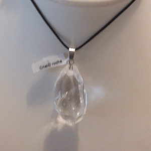 Pendentif cristal de roche avec cordon Pendentif cristal de roche avec cordon