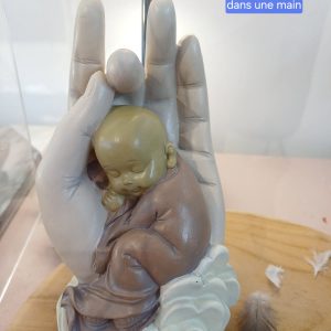 Bouddha dort dans une main