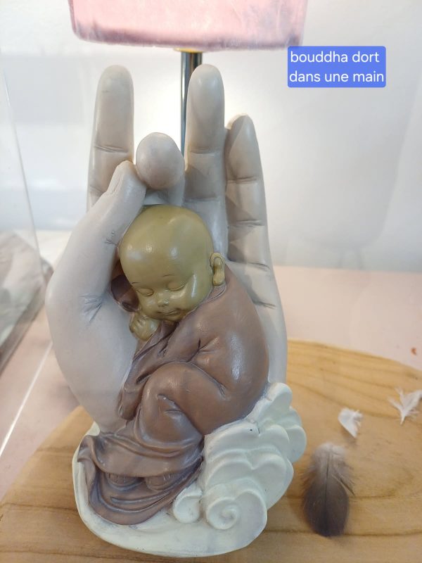 Bouddha dort dans une main