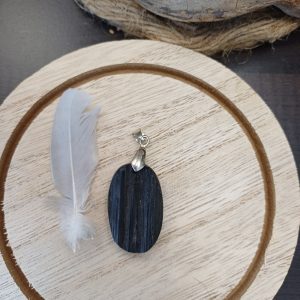 Pendentif en Tourmaline noire brute Pendentif en Tourmaline noire brute